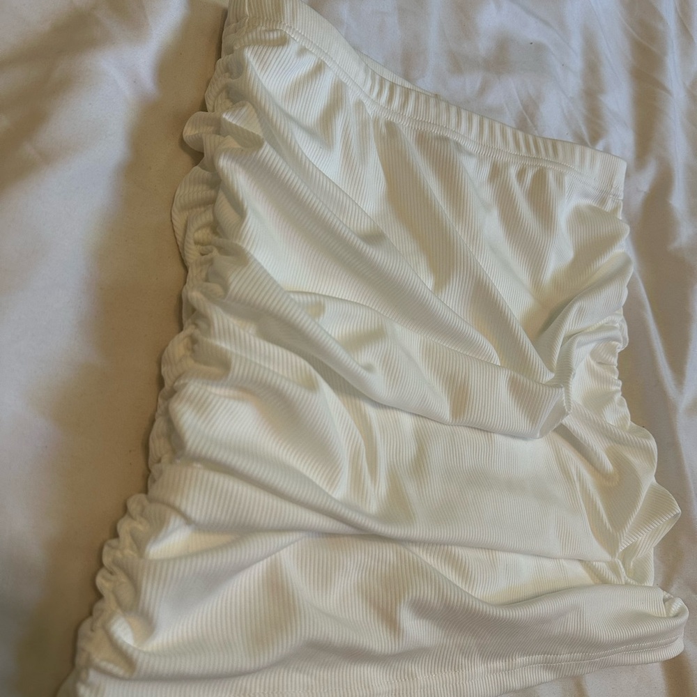 Ruffled white mini skirt - Picture 3 of 3